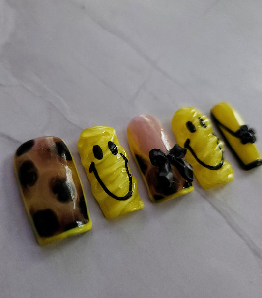 "Wild Smile" Press-On Nails Set