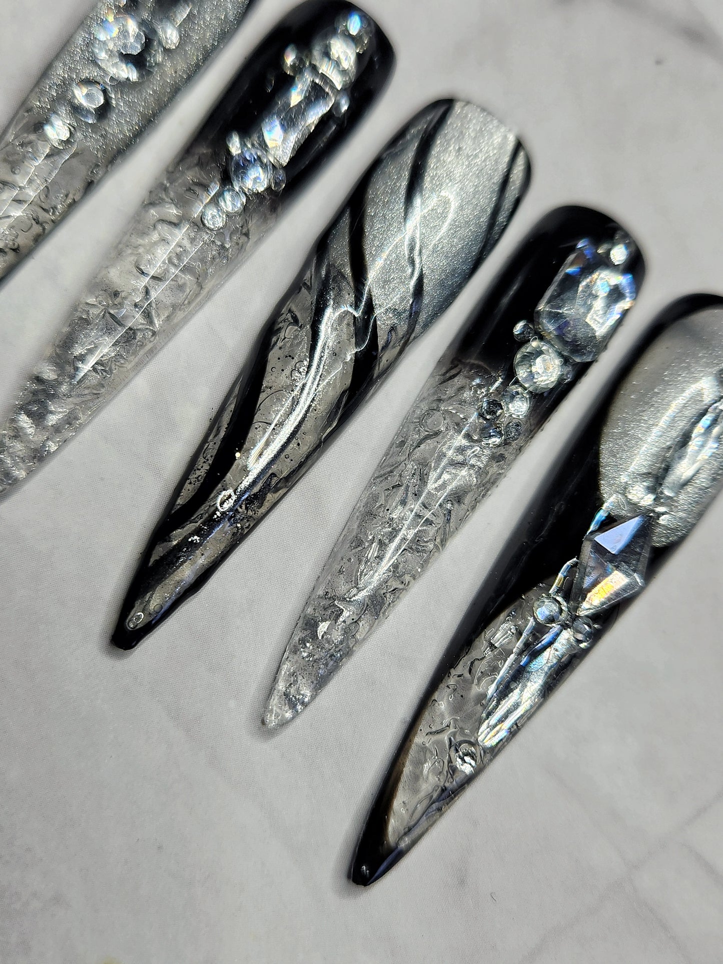 "Frostbite Kiss" Press-On Nails Set