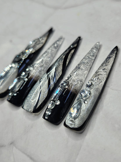 "Frostbite Kiss" Press-On Nails Set